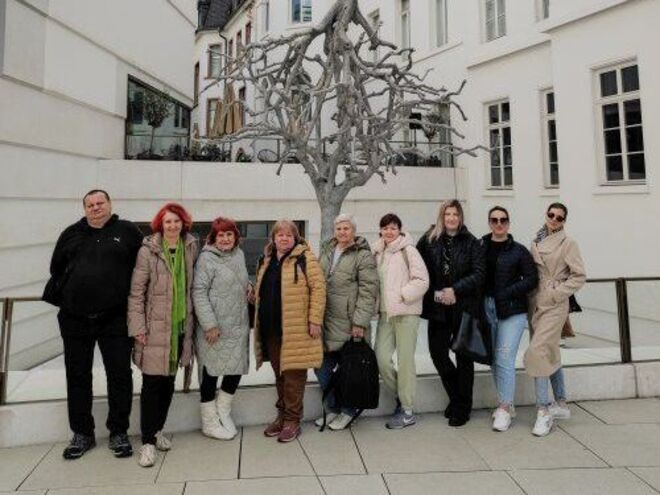 Geflüchtete aus der Ukraine und Koordinatoeren von Lu can help bei ihrem Ausflug ins Jüdische Museum Frankfurt (Foto: Malteser Ludwigshafen)